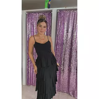 Vestido Negro Con Capas – Elegancia En Movimiento
