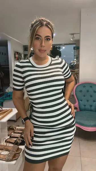 Vestido Rayas Negras – Elegancia Atemporal