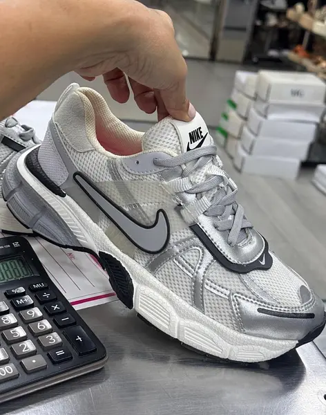 Tenis Nike Gris – Estilo Deportivo Y Comodidad