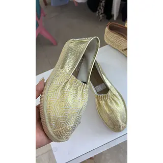 Zapato Dorado – Elegancia Y Brillo