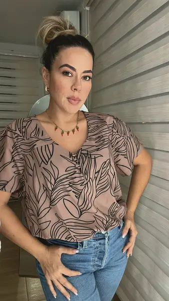 Blusa De Hojas – Fresca Y Elegante