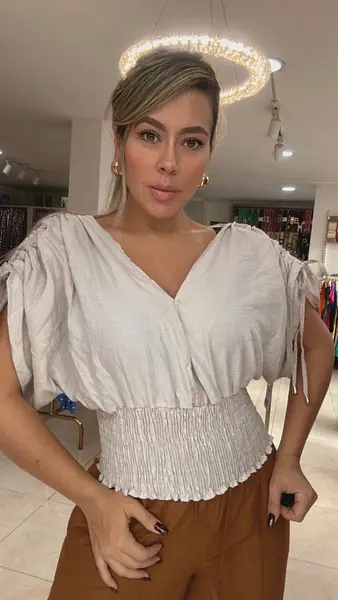 Blusa Beige – Elegancia Neutra Y Estilo Versátil