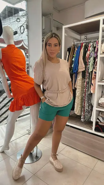 Blusa Caqui – Estilo Neutro Y Sofisticación Versátil