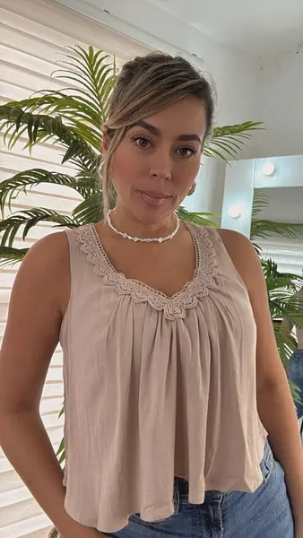 Blusa Beige – Estilo Suave Y Femenino