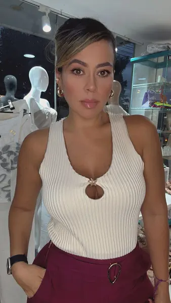 Body Tejido Cuello Lágrima Con Detalle Metálico