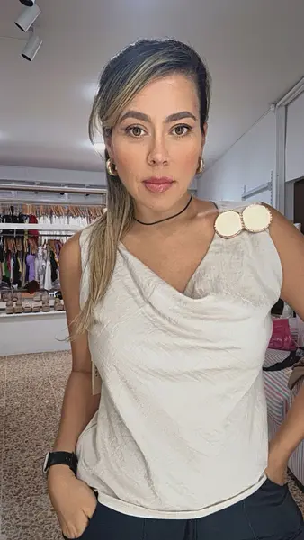 Blusa Beige Elegante Con Escote Drapeado Y Doble Herraje Dec