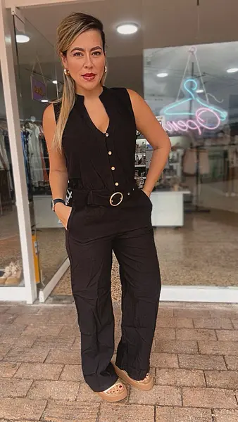 Enterizo Negro Sofisticado Con Cinturón Dorado