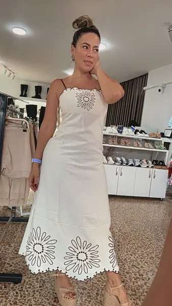 Vestido Blanco Midi Elegante Con Bordados Y Bordes Curvos