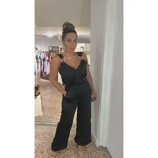 Enterizo Negro En Satín Con Herrajes Dorados Elegante