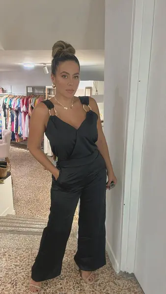 Enterizo Negro En Satín Con Herrajes Dorados Elegante