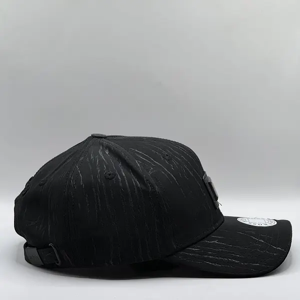 Gorra Negra Boss Placa Metálica Atigrada