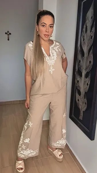 Set Elegancia Natural Con Detalles Estampados En Beige